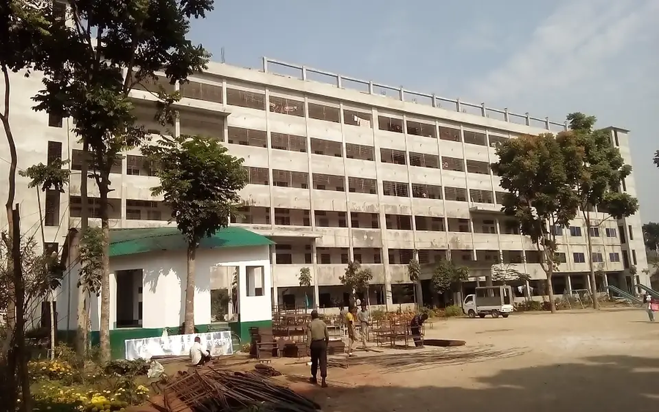 প্রতিষ্ঠানের বহুতল একাডেমিক ভবন