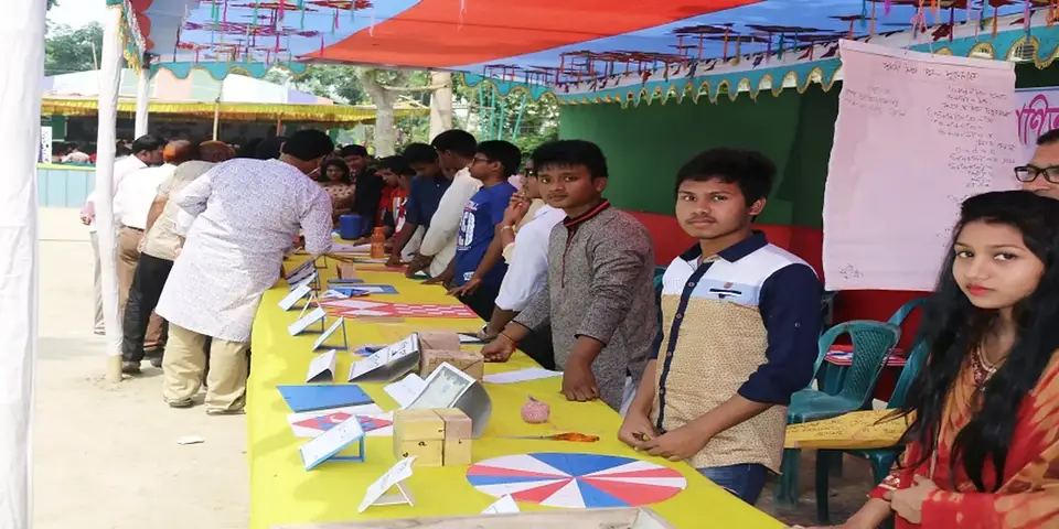 বিজ্ঞান মেলায় প্রকল্প প্রদর্শনীর টেবিলের পাশে শিক্ষার্থীরা