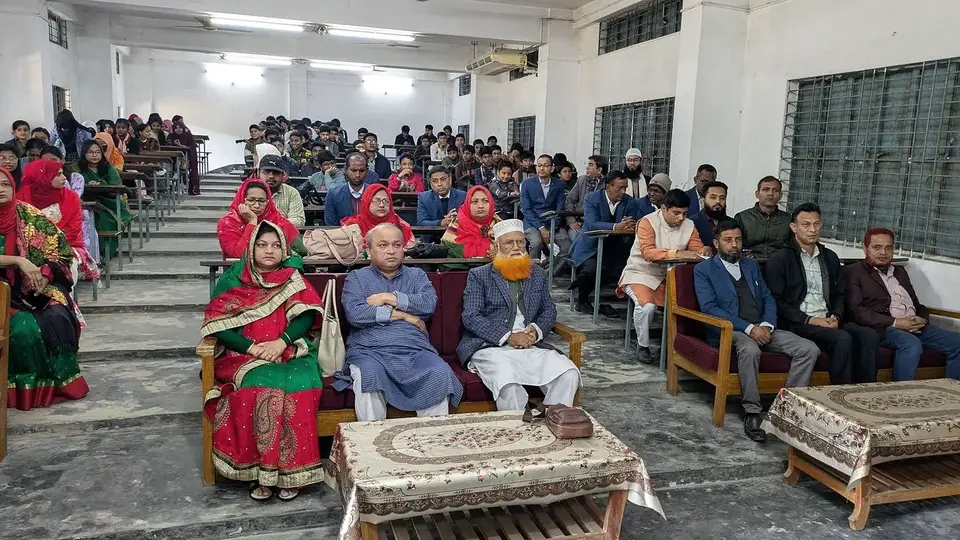 মিলনায়তনে অনুষ্ঠানে উপস্থিত শিক্ষক, অতিথি ও শিক্ষার্থীরা