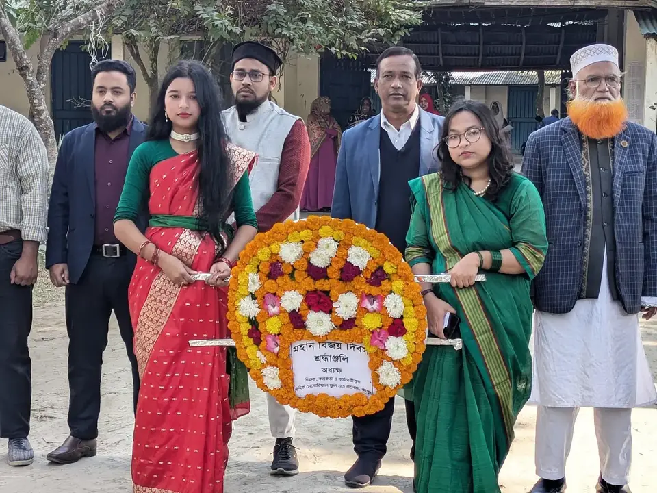 মহান বিজয় দিবসে শ্রদ্ধাঞ্জলির পুষ্পস্তবক হাতে শিক্ষক-শিক্ষিকারা