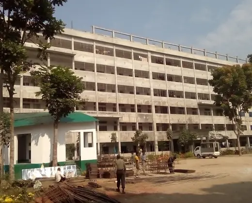 প্রতিষ্ঠানের বহুতল একাডেমিক ভবন ও সামনের মাঠ