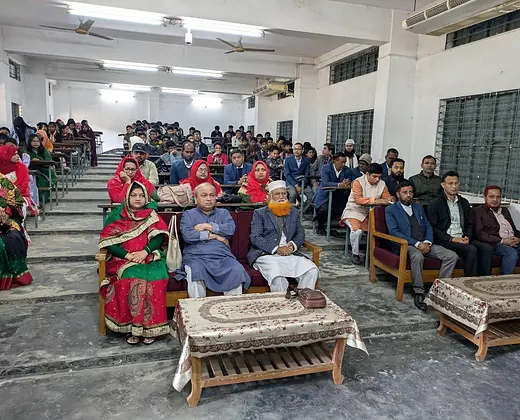 মিলনায়তনে অনুষ্ঠানে উপস্থিত শিক্ষক, অতিথি ও শিক্ষার্থীরা