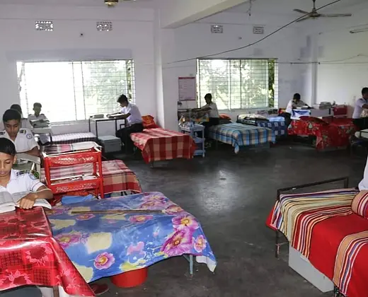 আবাসিক কক্ষে নিজের টেবিলে পড়াশোনা করছে শিক্ষার্থীরা
