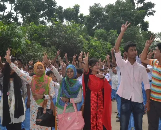হাত তুলে বিজয়চিহ্ন দেখাচ্ছে এসএসসি ২০১৬ পরীক্ষার্থীরা