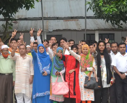 মাঠে দাঁড়ানো এসএসসি ২০১৬ পরীক্ষার্থীদের দল