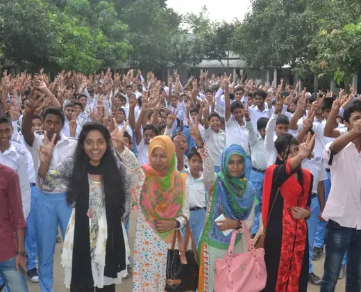 আনন্দ প্রকাশ করছে এসএসসি ২০১৬ পরীক্ষার্থীরা