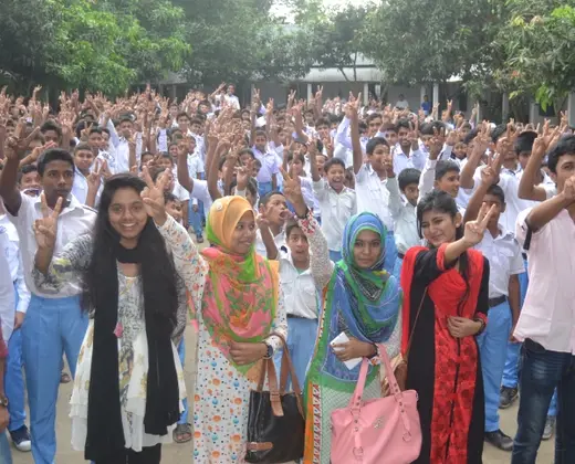শিক্ষক ও অতিথিদের সাথে এসএসসি ২০১৬ পরীক্ষার্থীরা