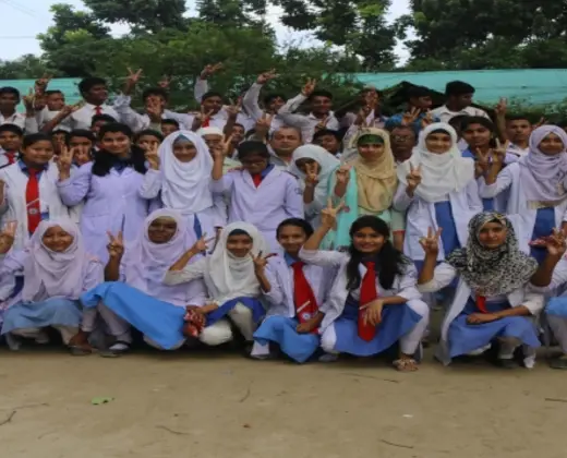 ক্যাম্পাসের মাঠে শিক্ষার্থীদের বড় দলীয় ছবি