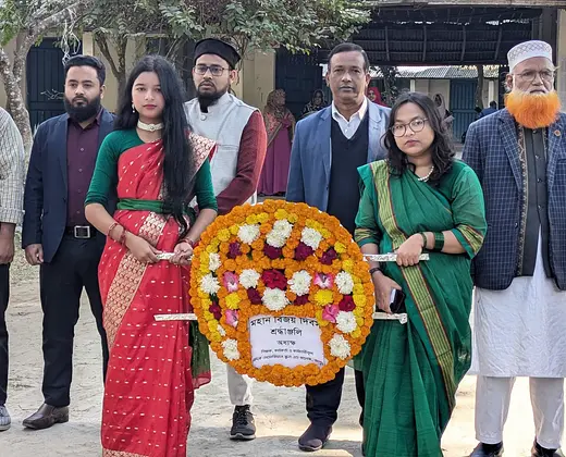 মহান বিজয় দিবসে শ্রদ্ধাঞ্জলির পুষ্পস্তবক হাতে শিক্ষক-শিক্ষিকারা